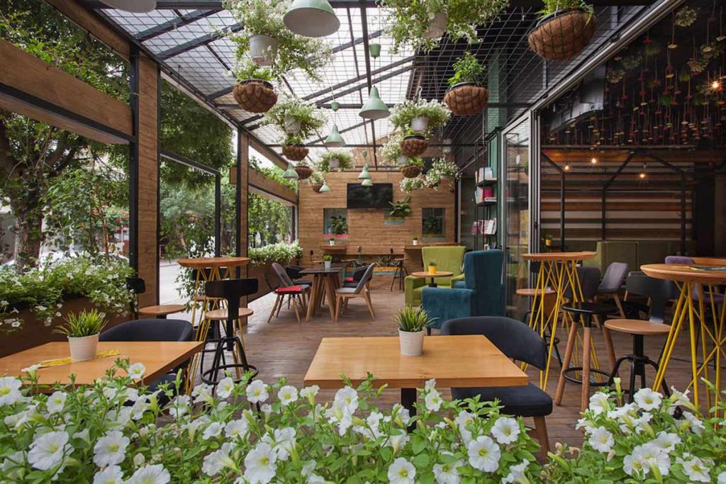 thiết kế quán cafe sân vườn trong nhà